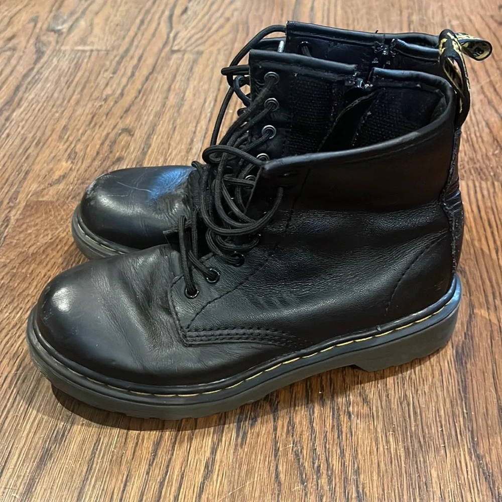 Dr. Marten’s  air Wair black boots kid size 2